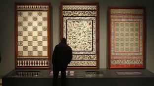 La exposición reúne 200 piezas de la fábrica