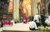 En la imagen, la Cruz de la Nueva Evangelización se emplaza en el altar de la Vigilia de Pentecostés