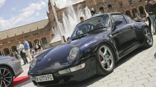 Uno de los modelos Porsche que este domingo se han exhibido en la Plaza de España