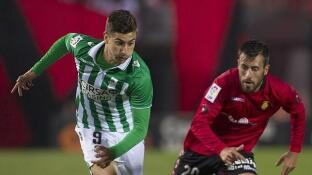 El central del RCD Mallorca, Álvaro Luna (d), disputa el balón con Álvaro Vadillo, delantero del Real Betis