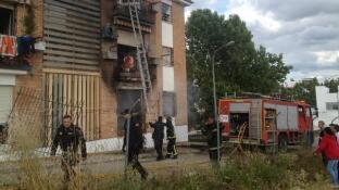 Evacuación de vecinos del bloque, con la vivienda siniestrada en la planta baja