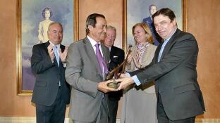 Luis Pereira recoge el premio de mano del conseejro de Agricultura, Luis Planas, en la Casa de ABC