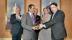 Luis Pereira recoge el premio de mano del conseejro de Agricultura, Luis Planas, en la Casa de ABC