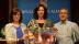 María Ramírez, María Vázquez y Francisco Montes con el cartel de «Vacaciones en Paz»