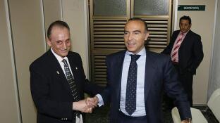 Manuel Ruiz de Lopera y Luis Oliver, dándose la mano en el estadio bético