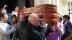 El féretro de Tate Montoya saliendo de la iglesia