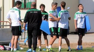 Molina, Salva, Pérez y Castro, antes de estirar en presencia de Mel y Molano