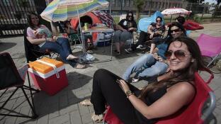 Las fans de Alejandro Sanz esperando en el exterior del Olímpico