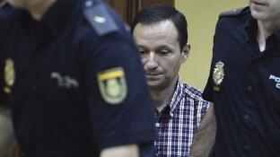Bretón, junto a dos policías en la sala