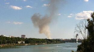 La columna de humo vista desde el puente de la Barqueta de Sevilla