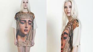 Una modelo posa con la camiseta de la Virgen de la Salud