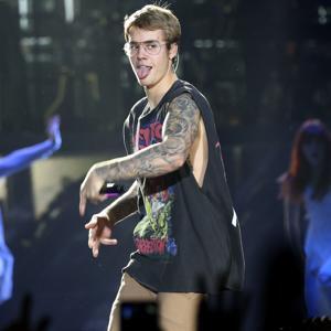 
Justin Bieber le da un pu&ntilde;etazo a un fan en Barcelona
