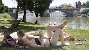El calor da un respiro a Sevilla