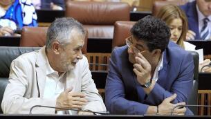 José Antonio Griñán, junto a Valderas, en el Pleno del Parlamento donde se aprobaron los recortes