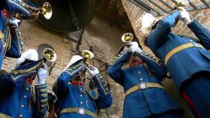 Miembros de la Banda del Sol interpretando los toques en la Giralda