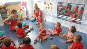 Un grupo de niños en una guardería con sus profesoras