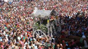 Simpecado de la hermandad de Triana, rodeado de peregrinos, durante el acto de la presentación