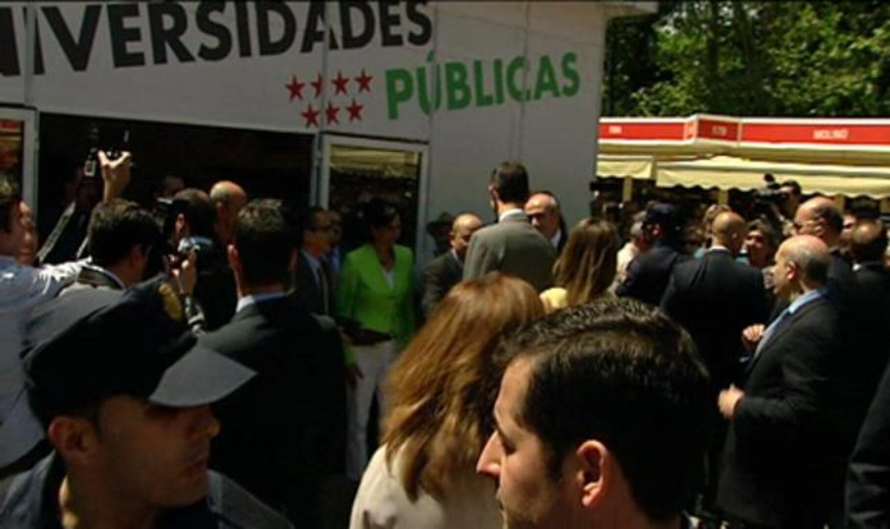 Protesta de estudiantes contra el ministro Wert en la Feria del Libro