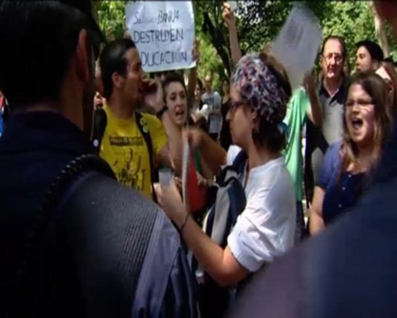 Estudiantes pitan a los príncipes y a Wert