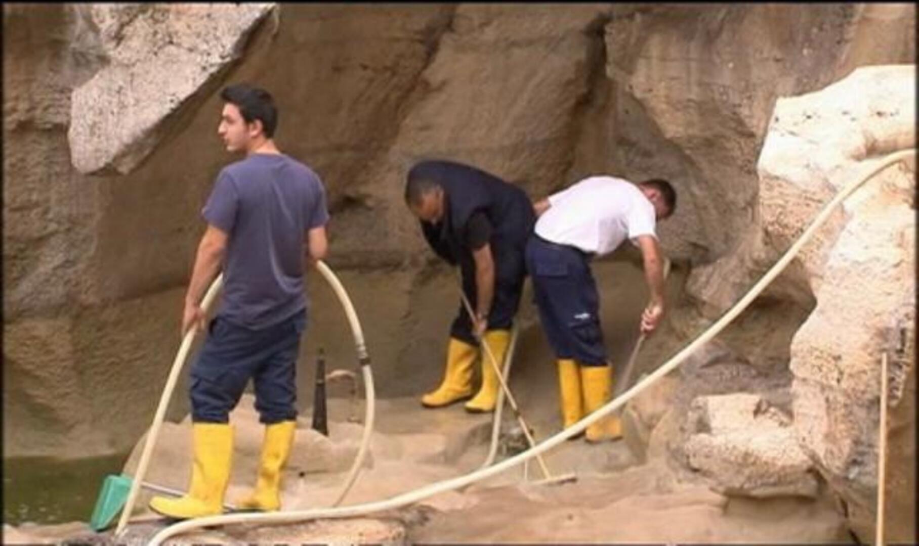 Se caen dos fragmentos de una cornisa de la Fontana de Trevi