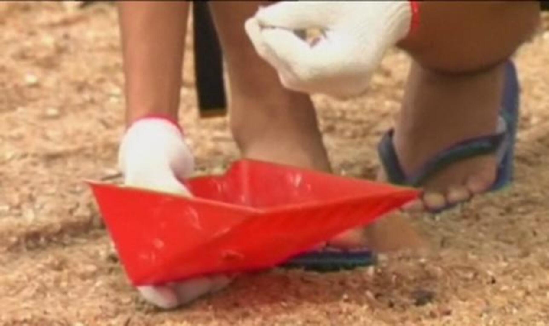 Millones de bolitas tóxicas invaden las playas de Hong Kong