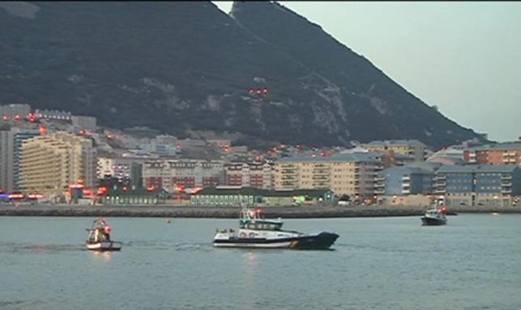 Los pescadores españoles salen a faenar frente al Peñón