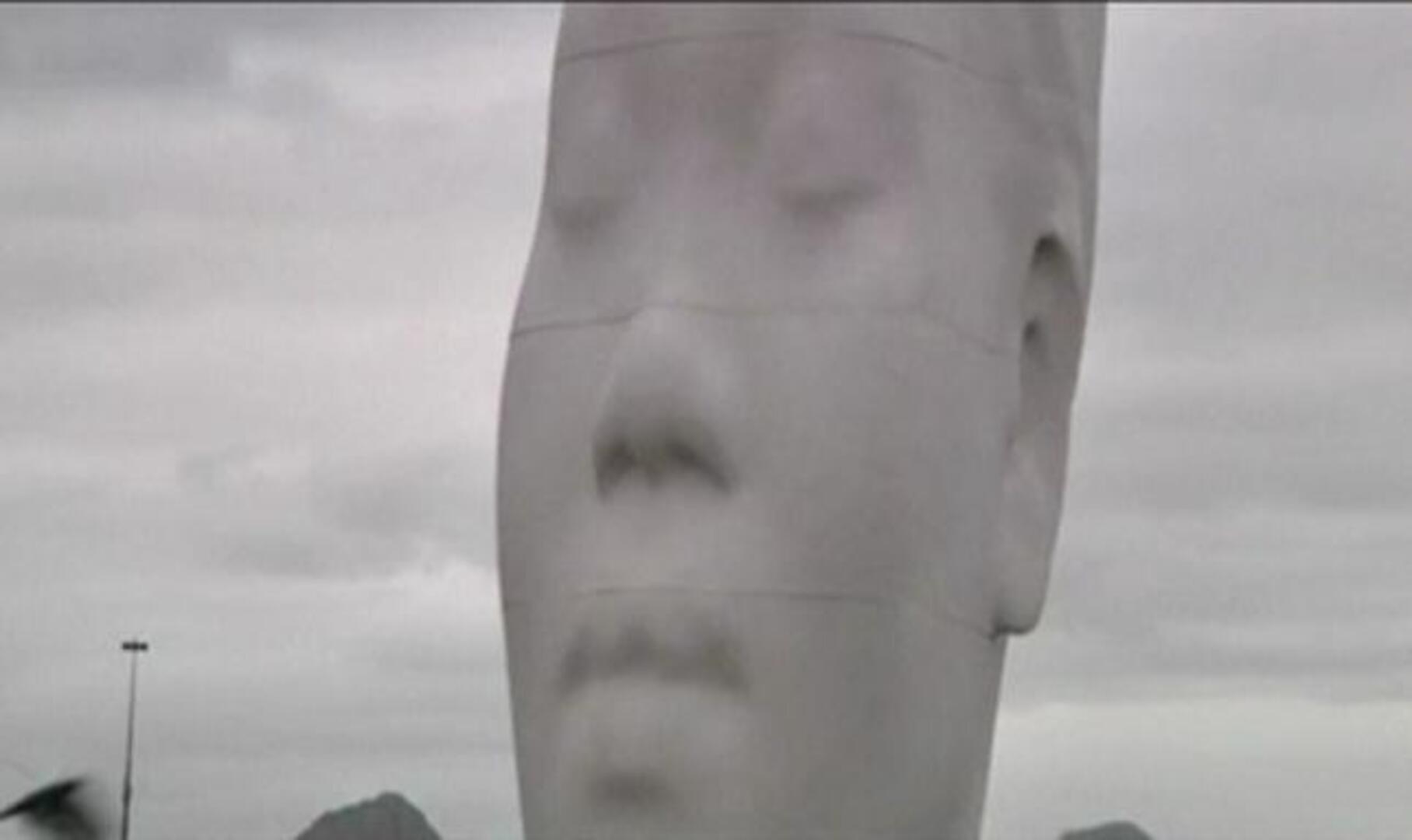 Instalan una estatua gigante en una bahía de Río de Janeiro