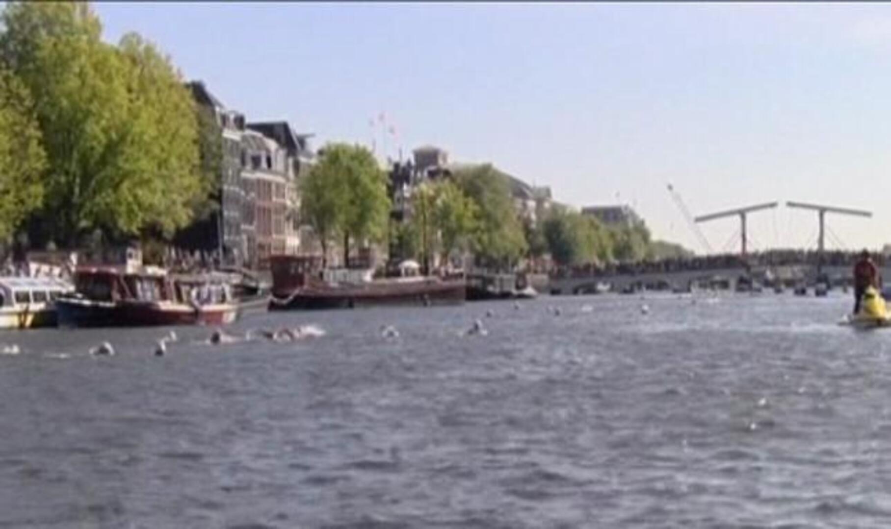Máxima de Holanda se tira al agua por una buena causa