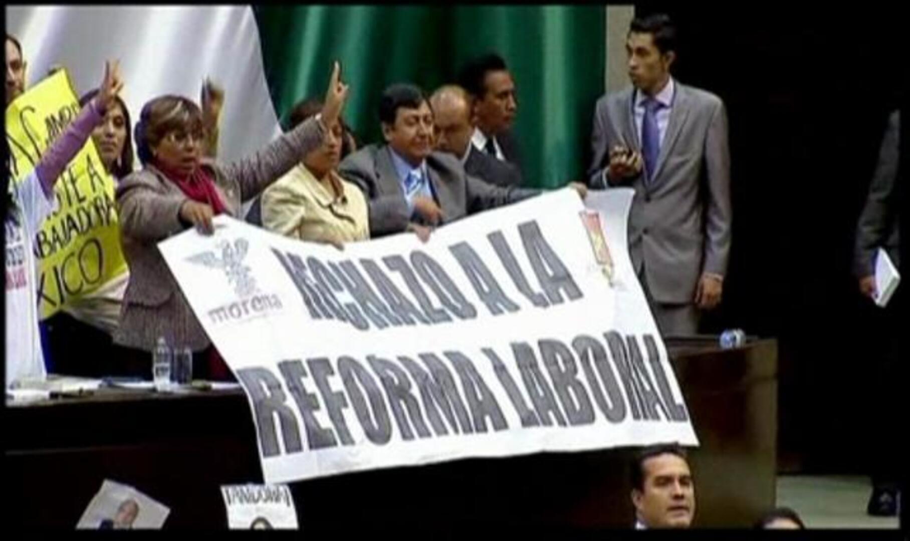 Diputados mexicanos toman la tribuna del Congreso para protestar contra la reforma laboral