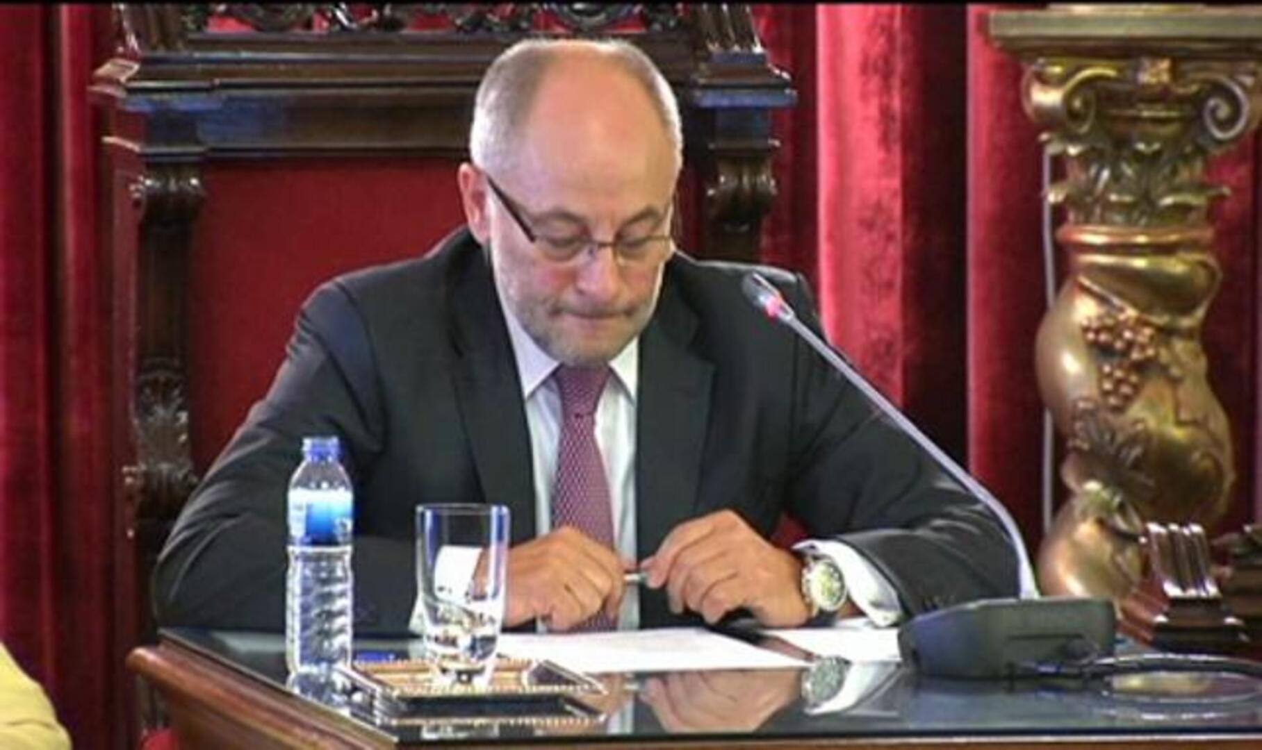 El alcalde de Orense: "Me voy como llegué, con la cabeza alta"
