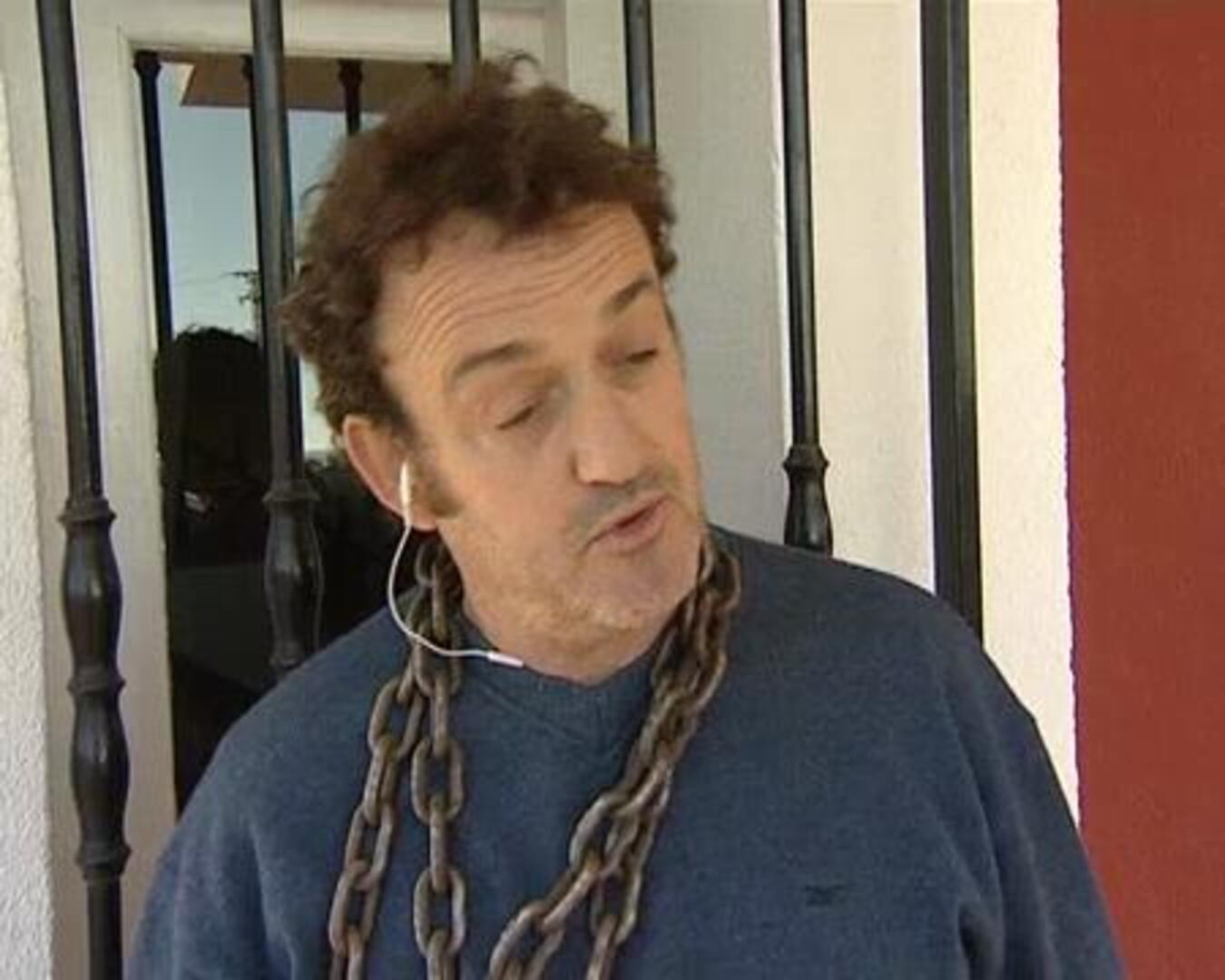 El actor César Vea se encadena a una bodega de Logroño