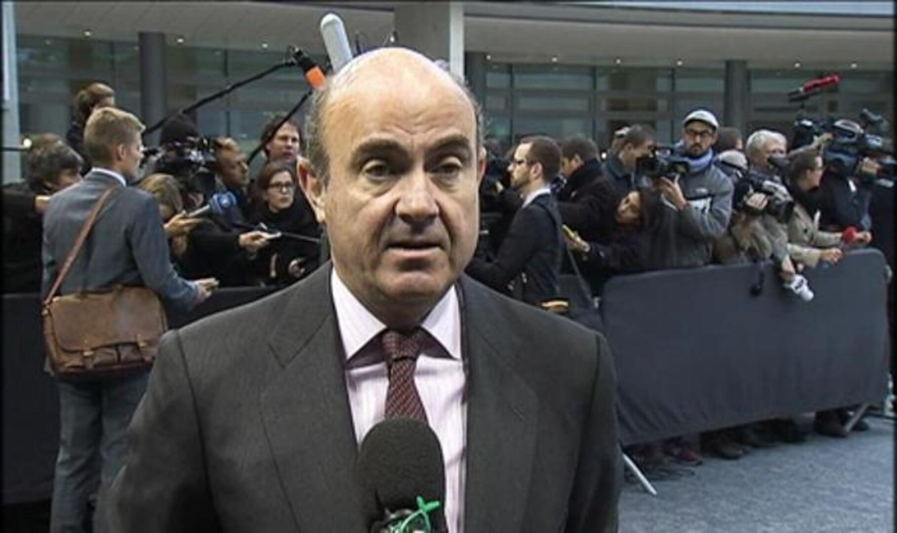 De Guindos: "El Gobierno trabaja para que no se cumplan unas previsiones tan negativas como las del FMI"