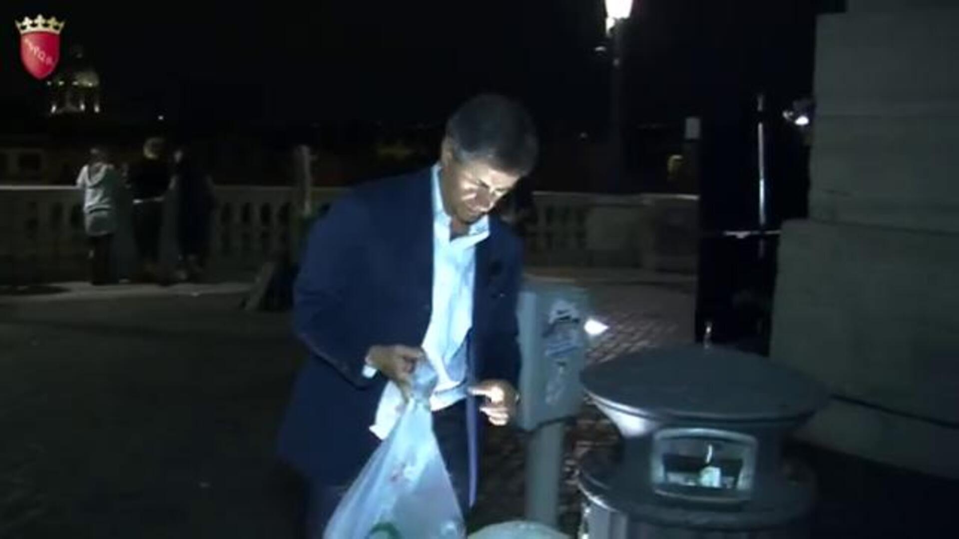 El alcalde de Roma recoge la basura para defender su ordenanza antibocadillo
