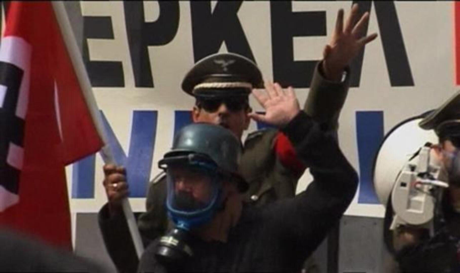 Un manifestante corre desnudo ante los antidisturbios en Atenas