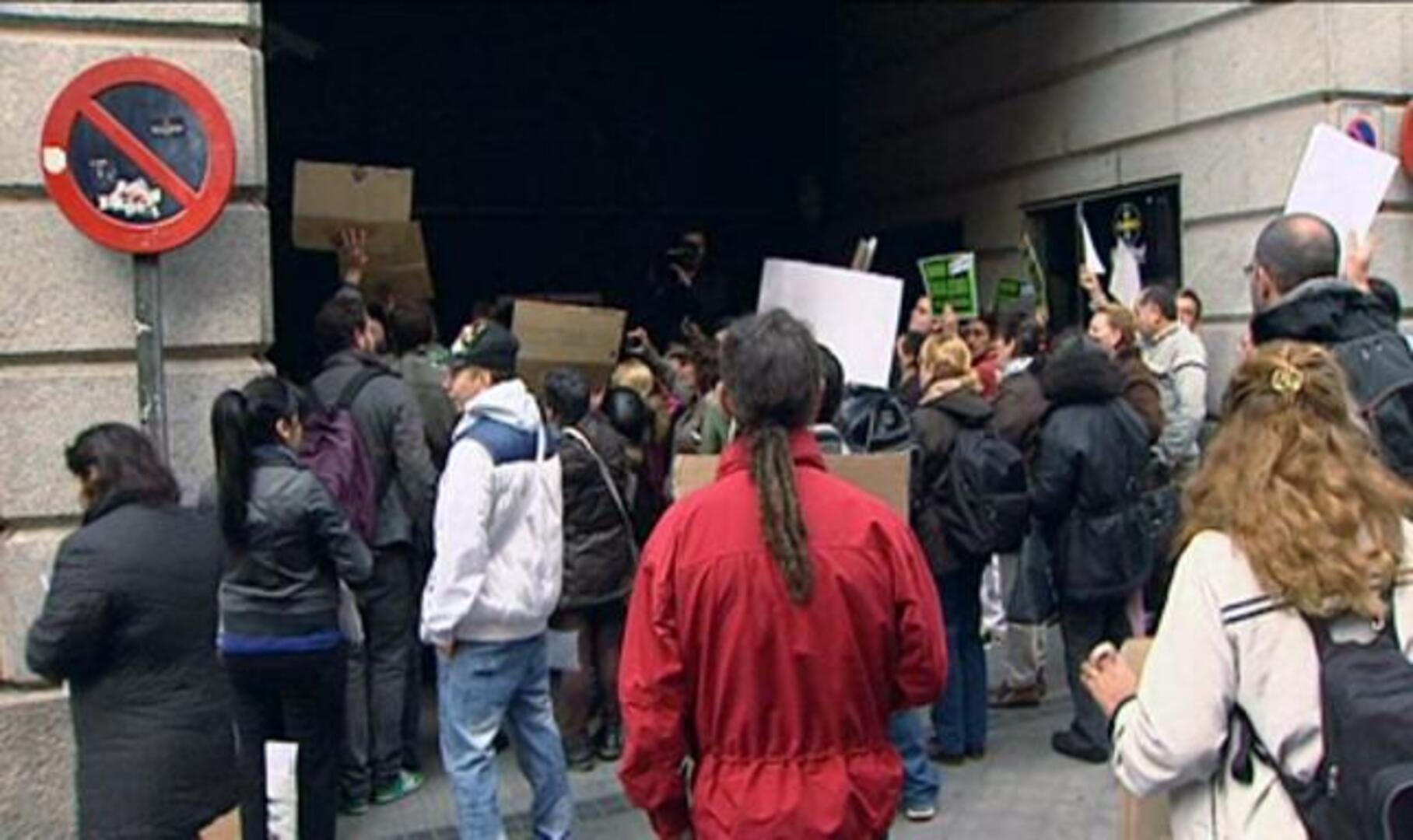 La PAH protesta ante la sede central de Bankia