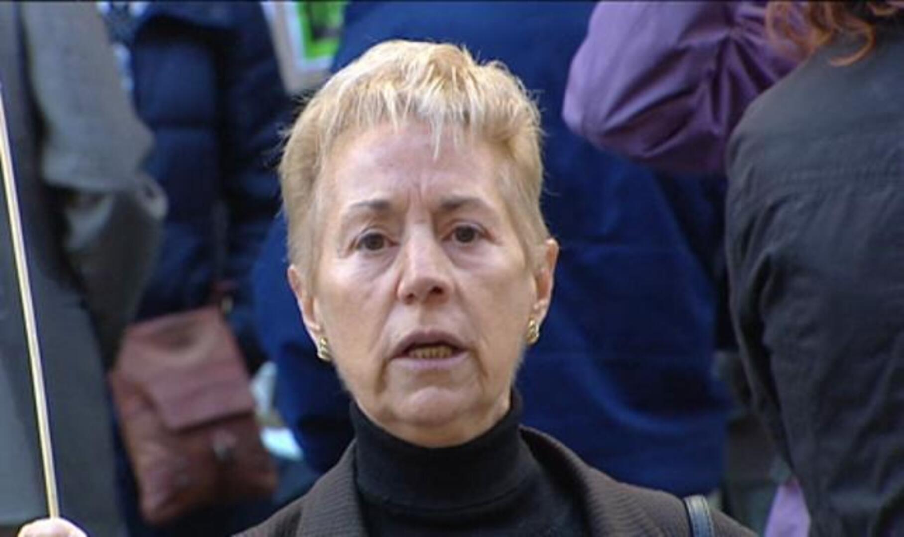Afectados por los desahucios protestan acampados frente a Bankia