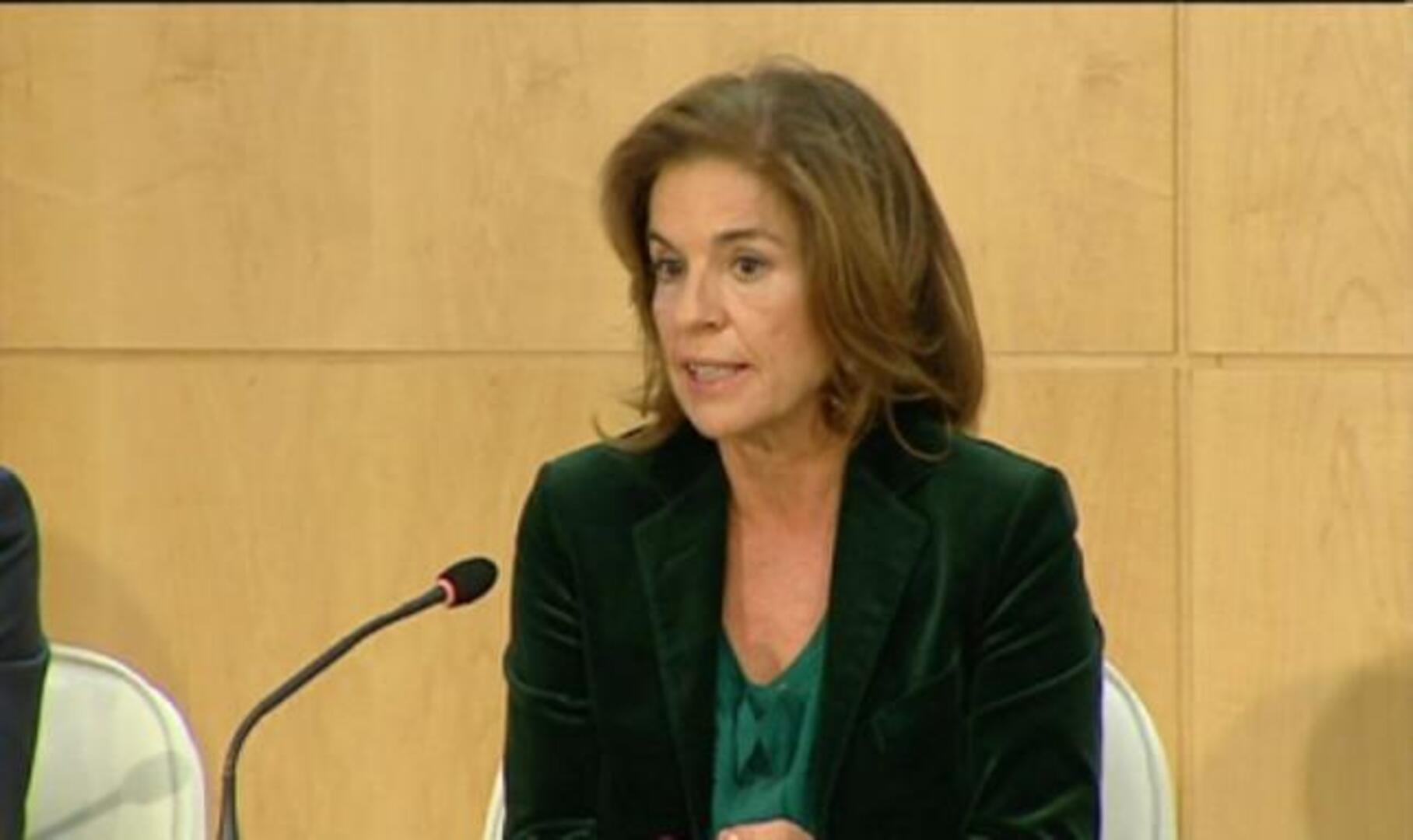 Botella cesa a dos cargos por pérdida de confianza 