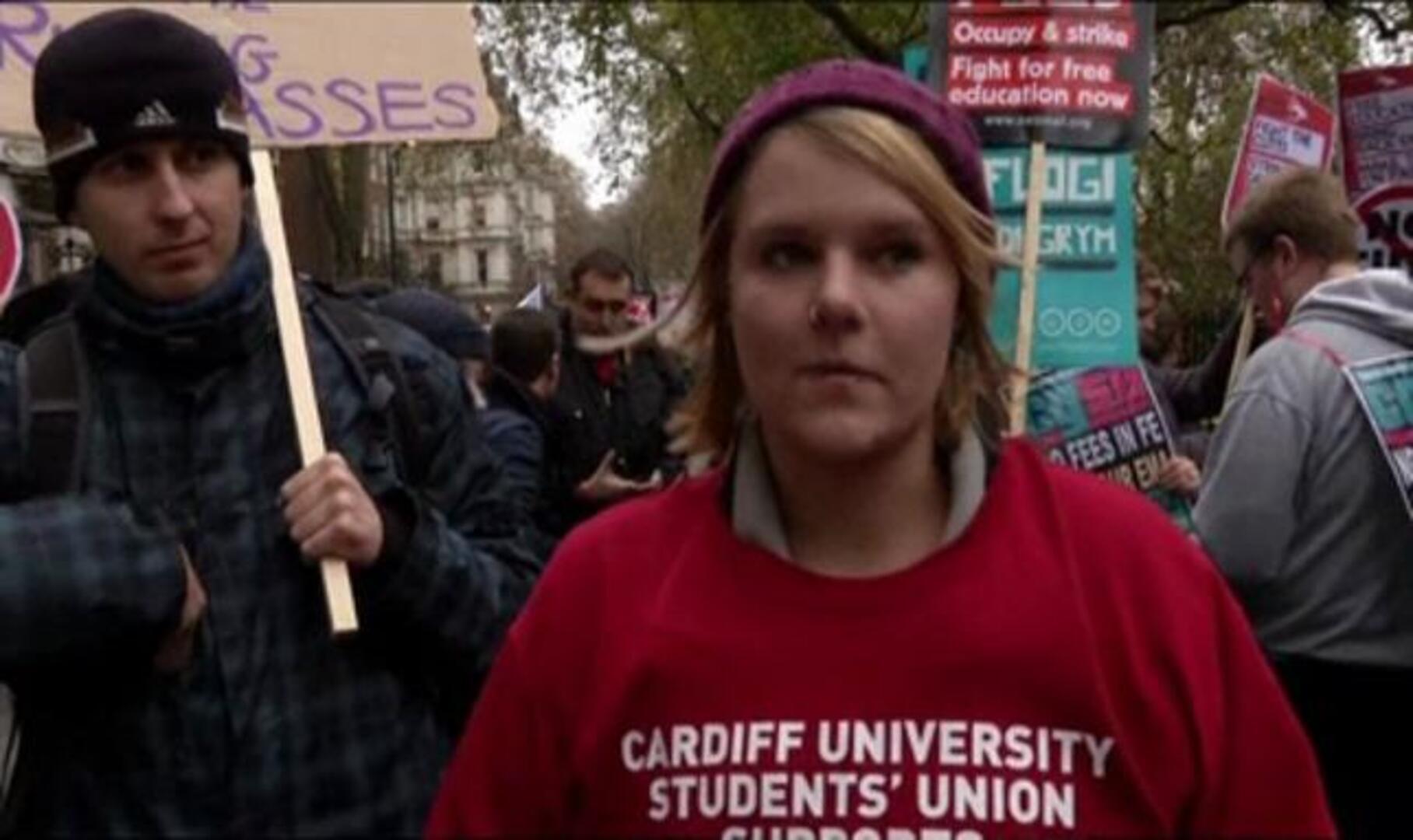 Estudiantes británicos se enfrentan a la policía